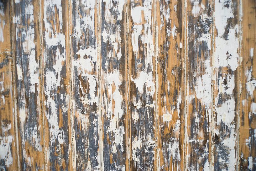 Planches en bois poncées avec des résidus de peinture blanche et bleue (1) par Birgitte Bergman