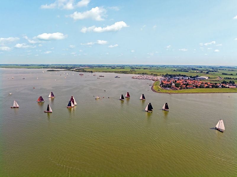 Luftaufnahme von Skutsjessilen auf dem IJsselmeer bei Hindeloopen in Friesland, Niederlande von Eye on You