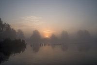 Un magnifique lever de soleil dans le cadre aquatique de Grouw