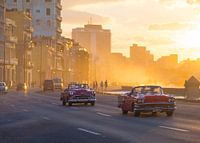 Klassieke auto's en zonsondergang in Havana, Cuba