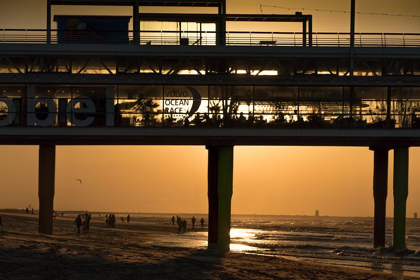 De Scheveningse Pier in avondgloed par Carla van Zomeren
