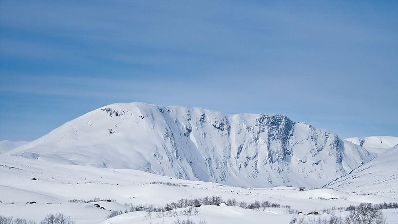 Norwegisches Hochgebirge, verschneite Berge und Landschaft von Martin Köbsch