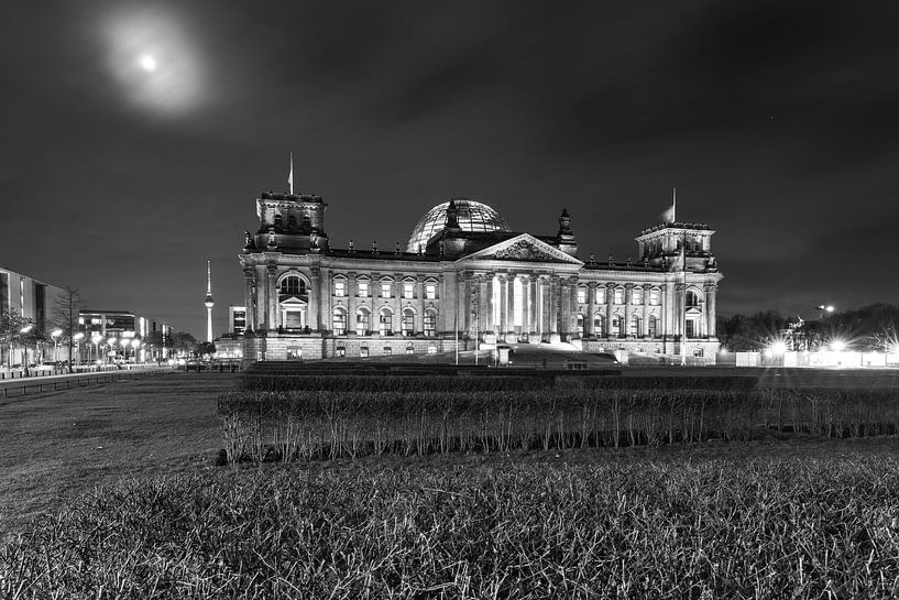 Reichstag building by night by Frank Herrmann
