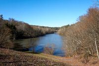 Schöner Ausblick auf einen See an der Sulzbachtalsperre im Schwarzwald