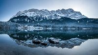 Eibsee im Winter mit Schnee und Reflektion der Zugspitze. Bayern. Deutschland