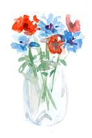 Mohn- und Kornblumen in einem Glasgefäß