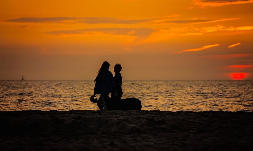 une promenade le long de la plage avec le soleil qui disparaît dans la mer par Moo pix