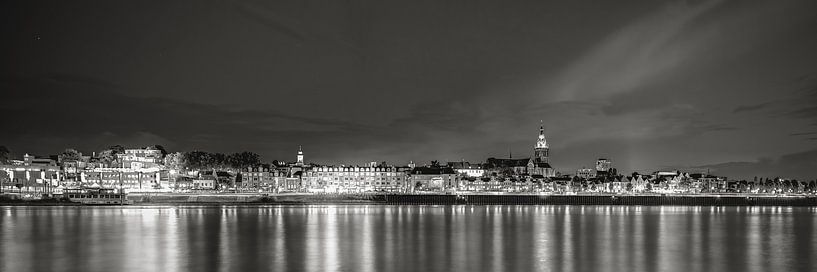 Waalkade Nijmegen by Night - Panorama - Noir et blanc par Nicky Kapel