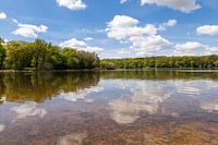 reflecterende wolkenlucht in een bosmeertje