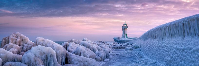 Vereister Leuchtturm auf Rügen im Winter von Voss Fine Art Fotografie