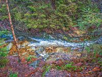 Blick von oben auf den fließenden Bayehon-Fluss