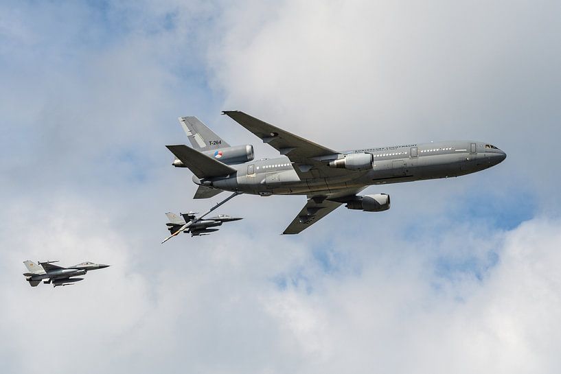 KLu KDC-10 tanker with F-16s Belgian Air Force. by Jaap van den Berg