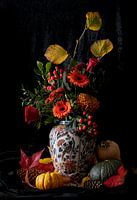 Nature morte d'un bouquet d'automne avec un vase en faïence de Makkum