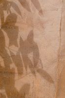 Terrakottawand mit Schattenspiel