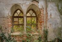Kirchenwand mit Fenstern