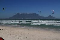 Kitesurfers op Blauberg strand nabij Kaapstad met de Tafelberg