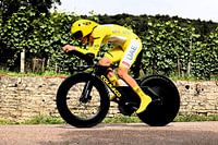 Tadej Pogacar fresque jaune