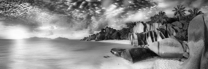 Traumhafter Strand auf den Seychellen in schwarzweiss. von Manfred Voss, Schwarz-weiss Fotografie