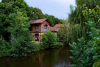 Häuser in der Nähe von Artis Amsterdam, an einer Gracht, umgeben von Bäumen