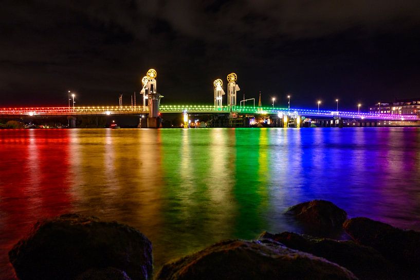 Le pont de la ville de Kampen illuminé aux couleurs de l'arc-en-ciel par Sjoerd van der Wal Photographie