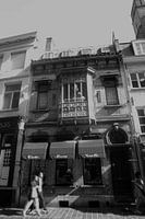 Bruges, façade en noir et blanc