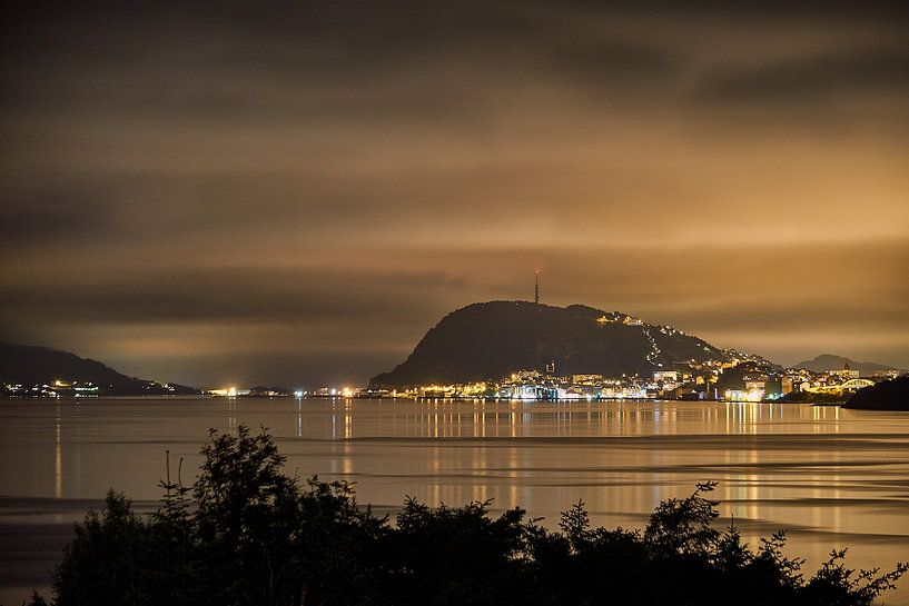 Vue vers Ålesund depuis Godøy, Norvège par qtx