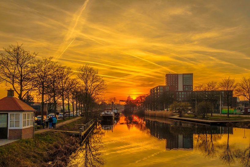 Zonsondergang gezien vanuit de Piushaven  in Tilburg. von Freddie de Roeck
