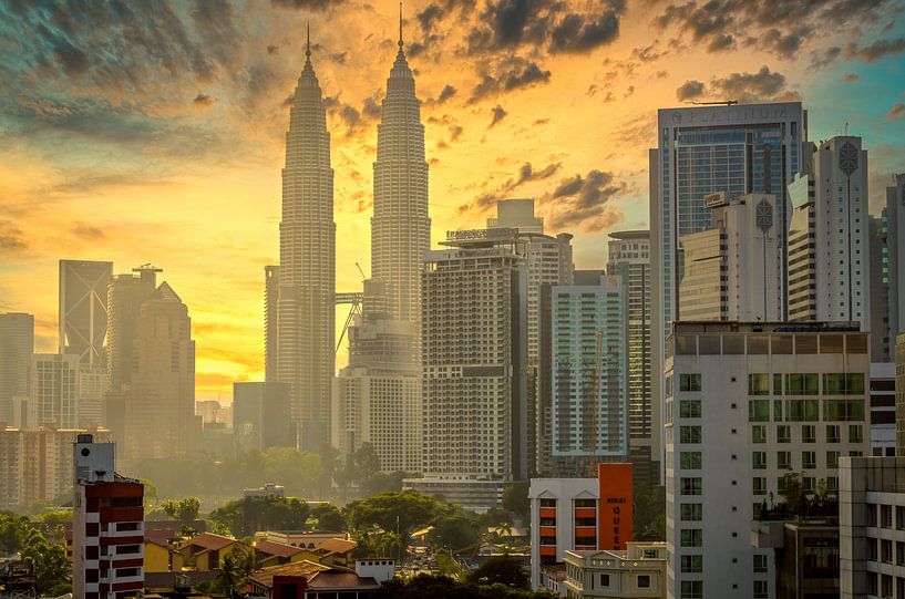 Vue du centre de Kuala Lumpur en Malaisie avec les tours Petronas à l&#039;aube par Dieter Walther