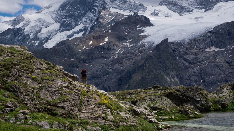 Wandelaar bij Nationaal Park des Écrins in Frankrijk. van Ralph Rozema