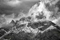 Les sommets des Alpes tyroliennes dans les nuages
