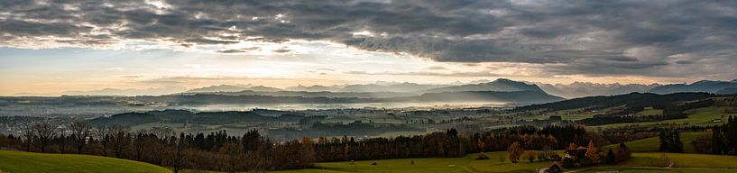 Sonnenaufgang über dem Allgäu und den Alpen von Leo Schindzielorz