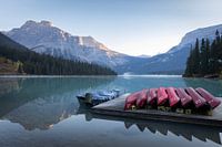 Spiegelungen in den ruhigen Gewässern des Emerald Lake, Kanada