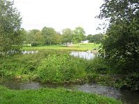 Doorkijkje van de bult naar de vijver