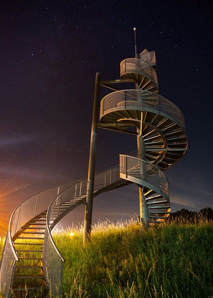 Die Treppe am Lelystad Airport in der Nacht von Esmay Vermeulen