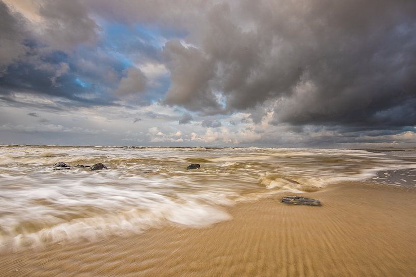 Raue See und Wolken entlang der Küste von Zeeland! von Peter Haastrecht, van