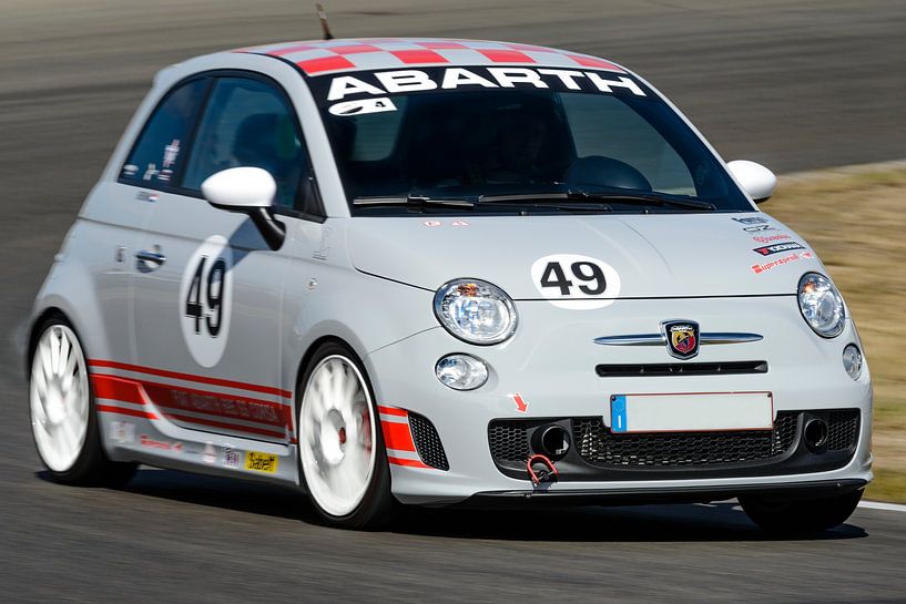 Fiat 500 Abarth Rennwagen auf der Rennstrecke von Sjoerd van der Wal Fotografie
