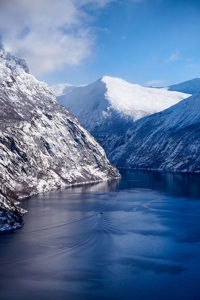 Geiranger fjord in een winters landschap van qtx
