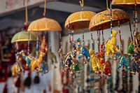 kleurrijke windvangers in een Jordaans winkeltje.