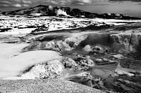 Krafla geothermisch landschap, IJsland (zwart-wit)