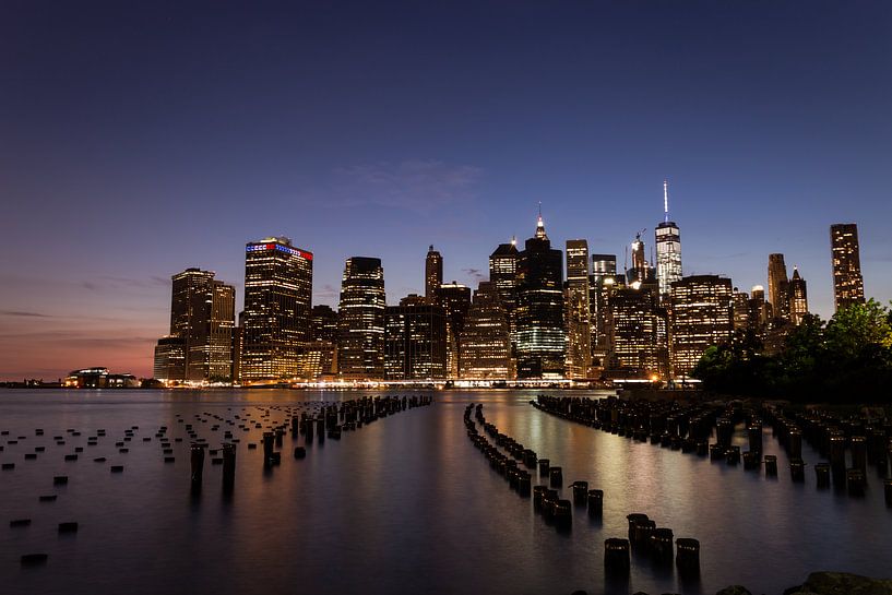 Skyline von New York City bei Nacht von Mark Wijsman