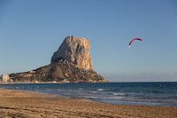 Der Strand und der Felsen (La Puntera) bei Calp, Alicante in Spanien.