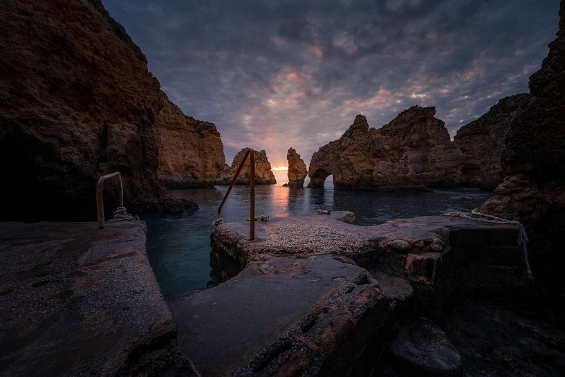 Dunkle Wolken über einem Sonnenaufgang in Lagos, Portugal von Rudolfo Dalamicio