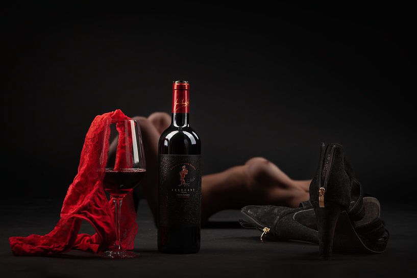Vin rouge et lingerie par Leo van Valkenburg