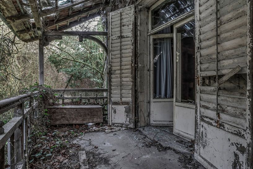 Veranda zu verlassenem Haus von Kristel van de Laar