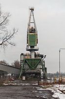 Verlassener Kran: Winterliche Einsamkeit im industriellen Verfall