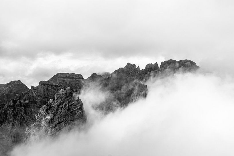 Pics montagneux au-dessus des nuages II | Pico do Areeiro | Madère | Minimalisme | Noir et blanc par Daan Duvillier | Dsquared Photography
