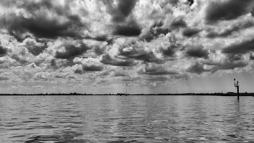 les nuages au-dessus de l'Alkmaardermeer par une belle journée d'été par Hans de Waay