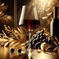 Glas mit Rotwein und Weintrauben