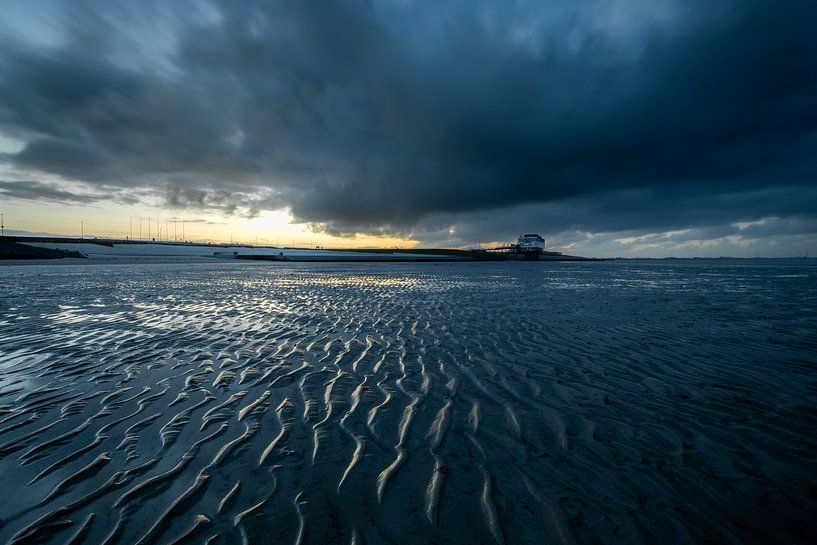 Het strand van Delfzijl van Peter Kuipers
