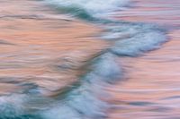 Bunte Wellen bei Sonnenuntergang